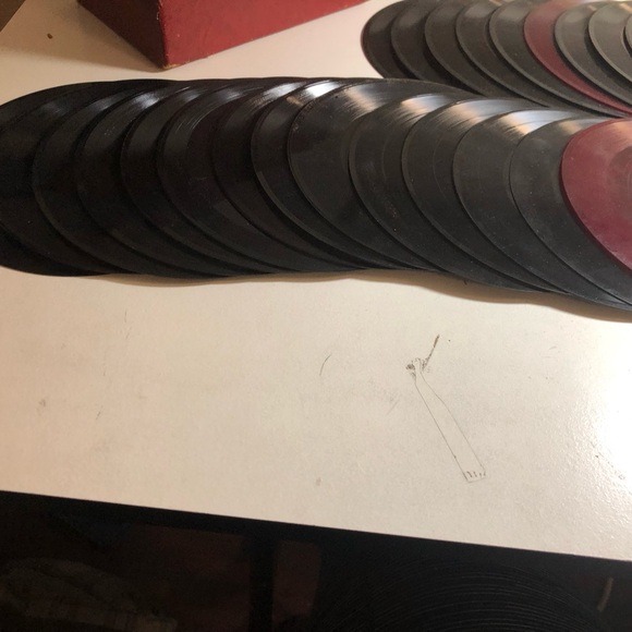 Collection of old 45 records being sold as is. There are a total of 29 times 2.5 - Picture 1 of 5